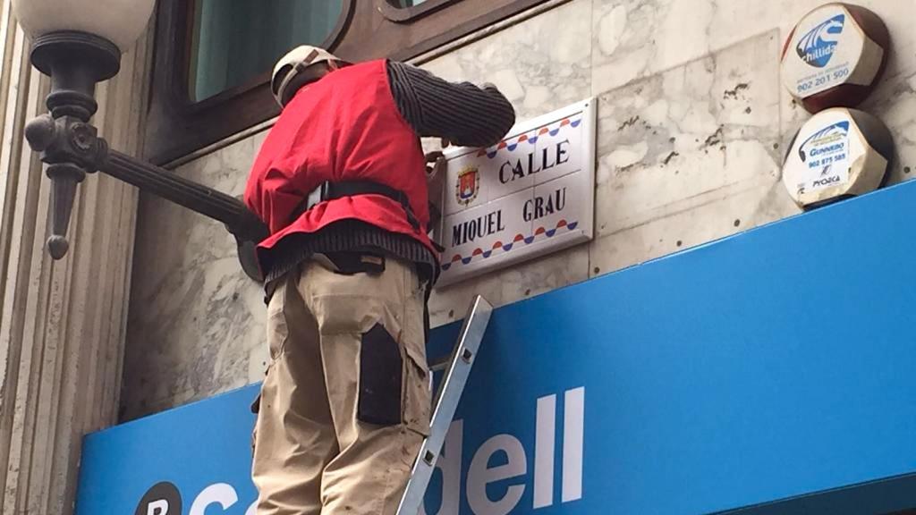 Un operario con una de las placas de cerámica cuando se actualizaron los nombres del callejero.