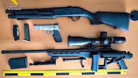 El arsenal de armas intervenidas al detenido en La Nucia.