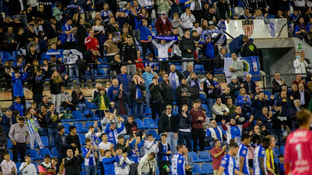 Los aficionados en la grada del Rico Pérez en un partido.