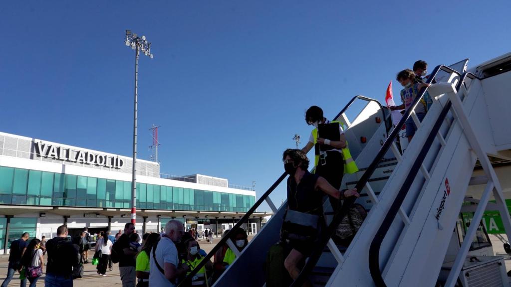 Llegada de pasajeros al Aeropuerto de Villanubla