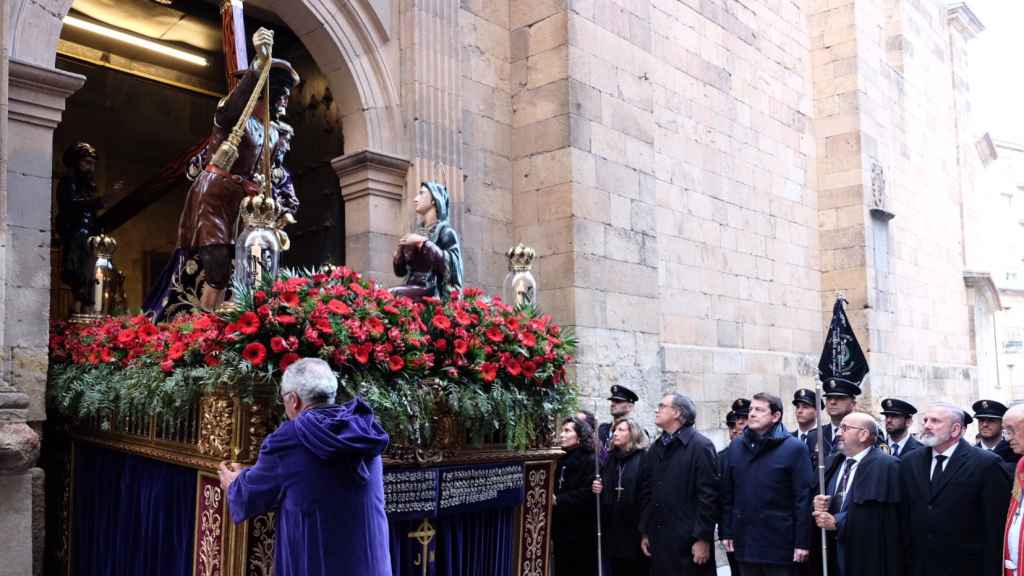 El presidente de la Junta de Castilla y León, Alfonso Fernández Mañueco, asiste a la procesión del Nazareno a su salida de la iglesia de San Julián