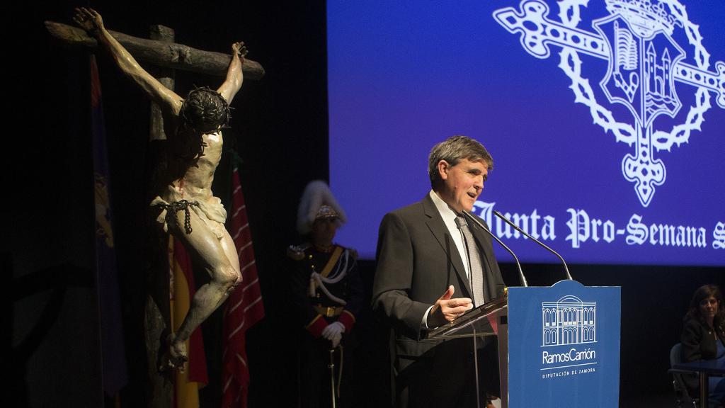 El escultor Ricardo Flecha dando el pregón de la Semana Santa de Zamora
