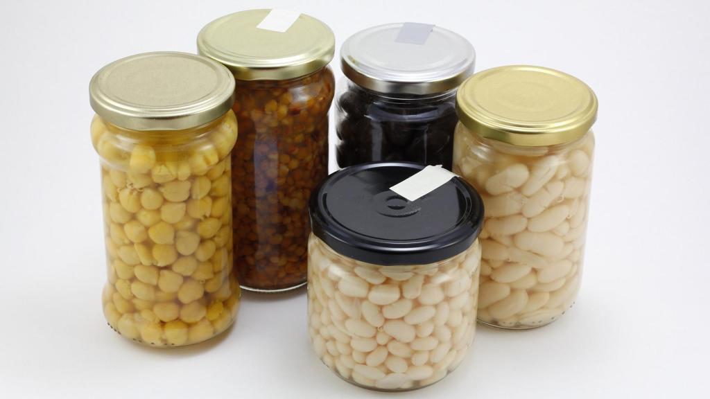 Legumbres cocidas en botes de vidrio.