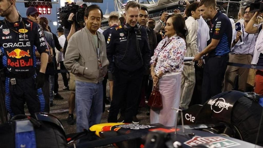 Chalerm Yoovidhya, a la izquierda, junto a su mujer y Christian Horner, en el centro.
