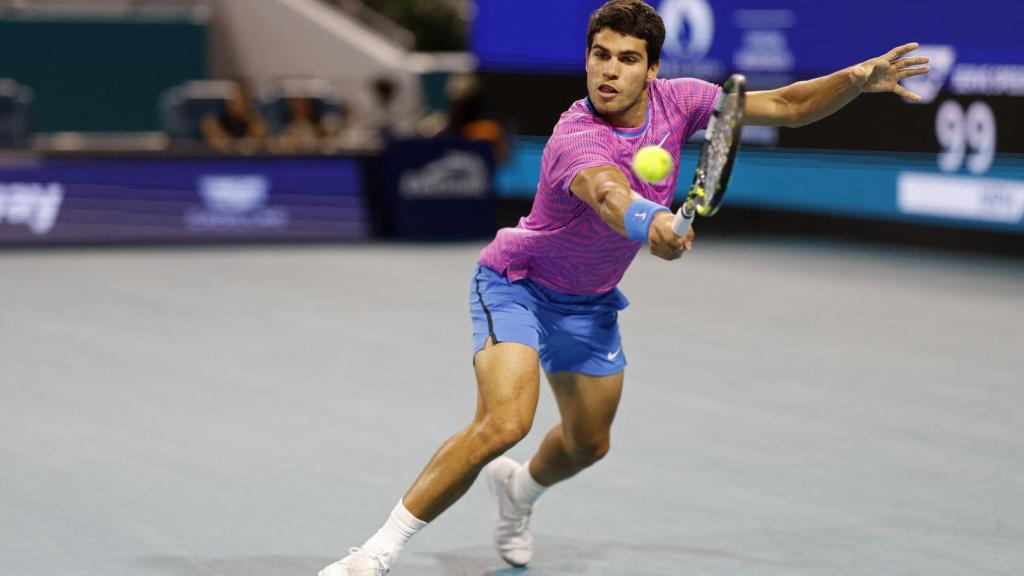 Carlos Alcaraz realiza un revés durante los cuartos de final del Masters 1000 de Miami.