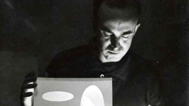 Eusebio Sempere iluminando una maqueta de relieve luminoso, en 1959. Foto: Studio Yves Hervochon, París. Archivo MACA. Fondo documental Sempere