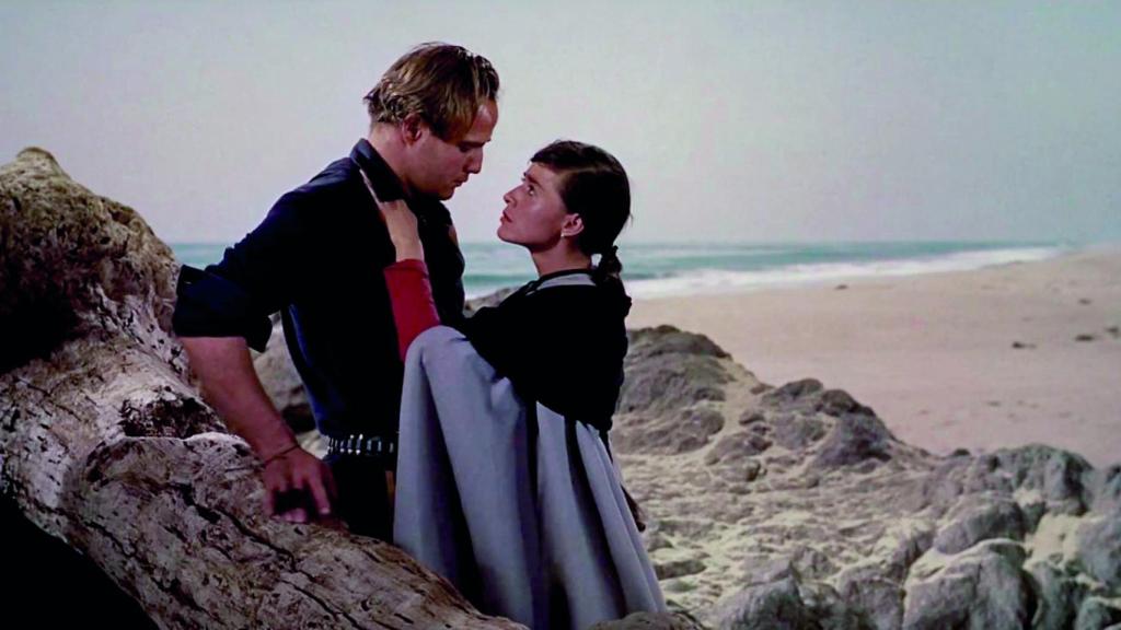 Marlon Brando y Pina Pellicer, en 'El rostro impenetrable'.