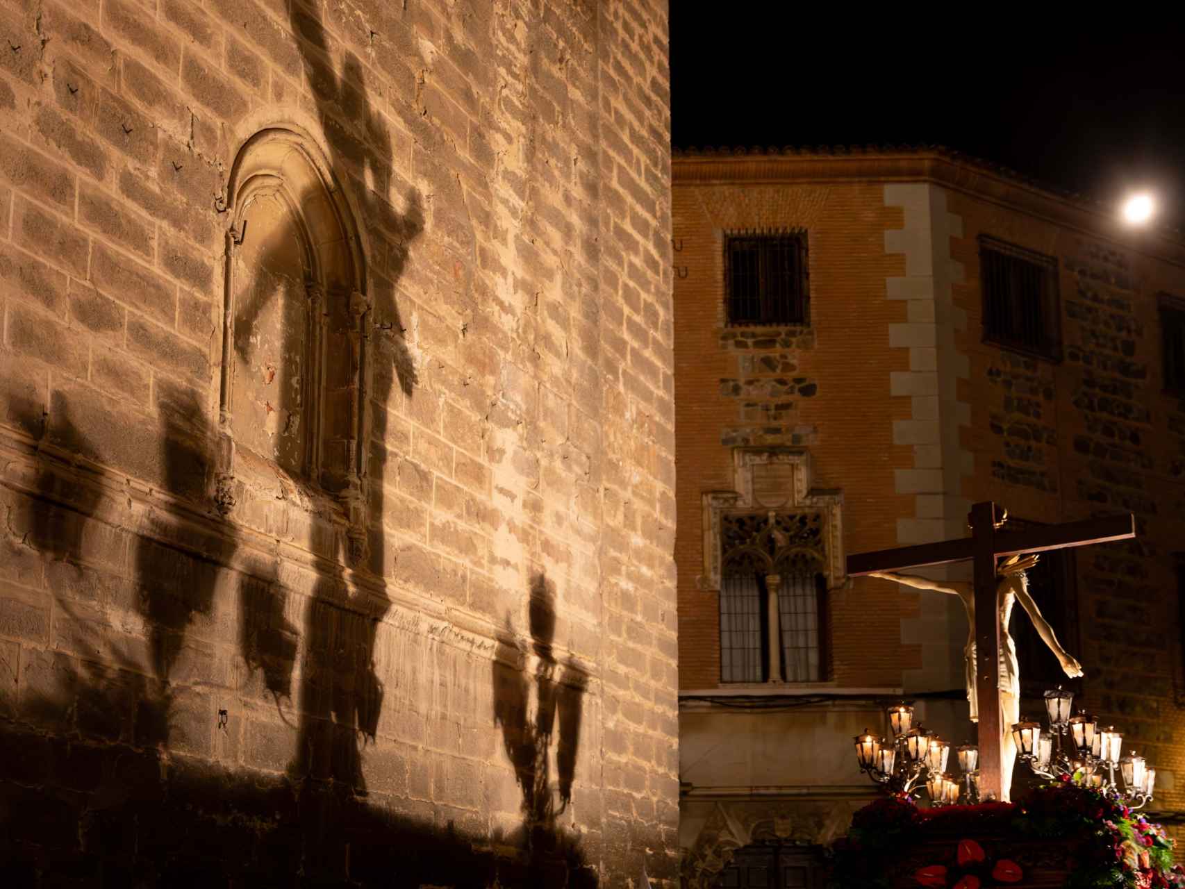 La 'microprocesión' del Cristo de la Vega inunda de sentimiento la plaza del Ayuntamiento en Toledo