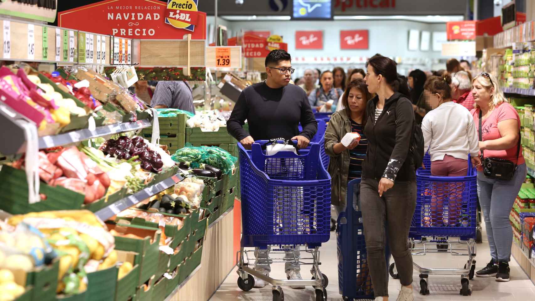 Clientes durante la inauguración del supermercado Lidl de Luz del Tajo.