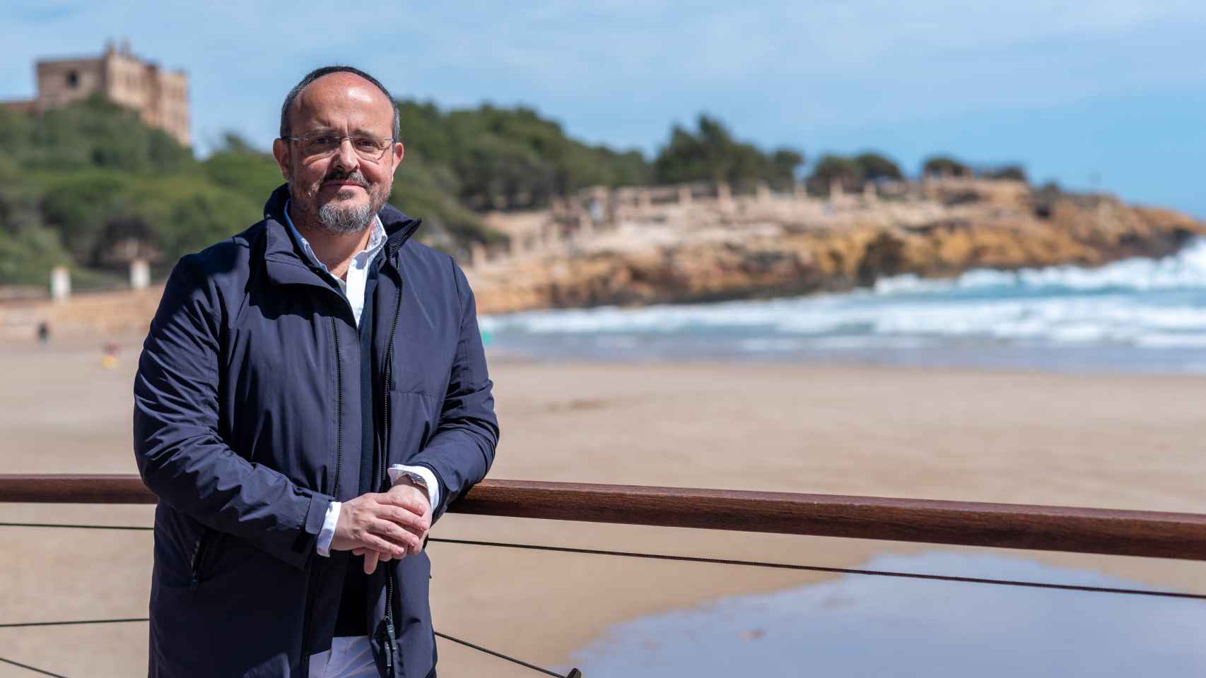 Alejandro Fernández posa para EL ESPAÑOL en la playa de la Arrabassada de su Tarragona natal.