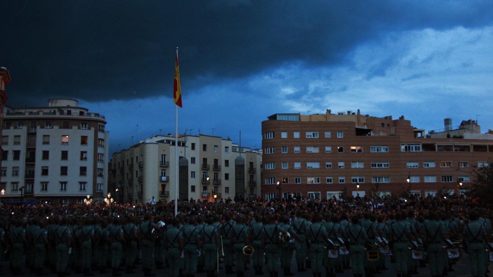 Un gran nubarrón ayer con La Legión en Málaga.