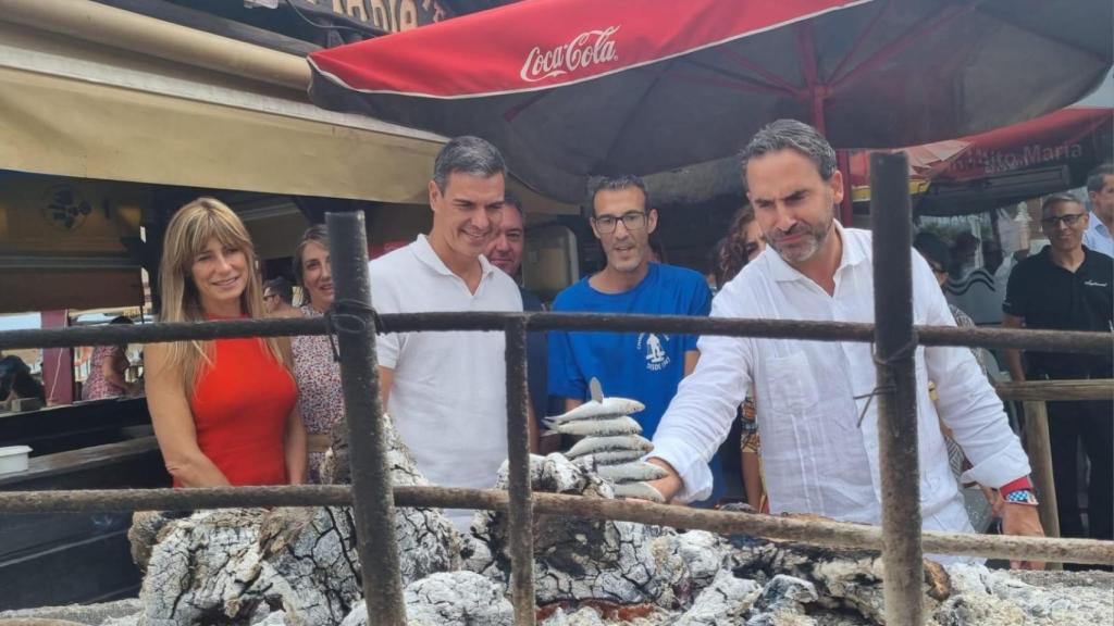 Pedro Sánchez y su mujer, Begoña Gómez, en un chiringuito en Málaga en septiembre de 2023.