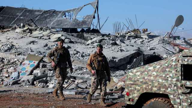 Soldados libaneses aseguran una zona atacada por aviones de Israel , en el valle de Bekaa, en el Líbano.