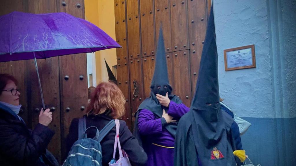 Nazarenos de la Mortaja saliendo de su templo