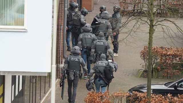 La policía holandesa llega a una cafetería holandesa donde varias personas son tomadas como rehenes por un individuo.