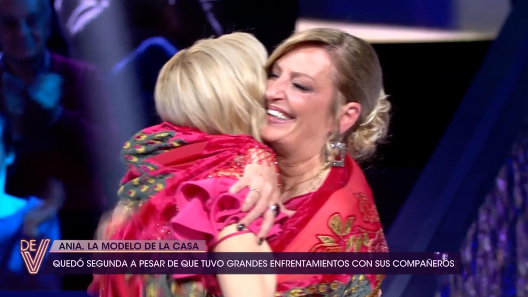 Ania Iglesias abrazando a María José Galera en 'De viernes'.