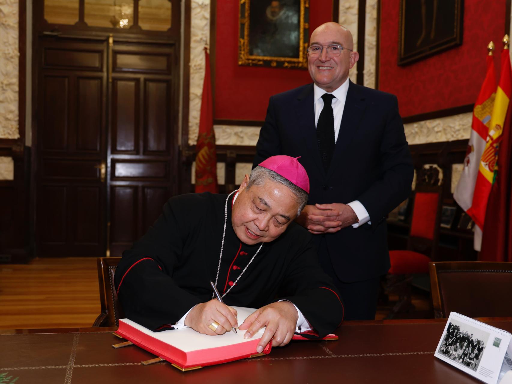 Bernadito Auza firma el libro de honor de Valladolid ante la mirada de Jesús Julio Carnero