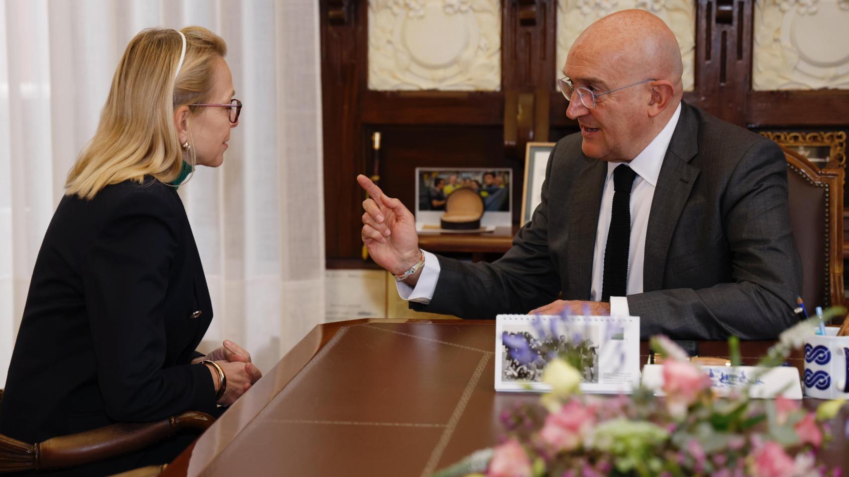 Jesús Julio Carnero junto a la embajadora de Alemania