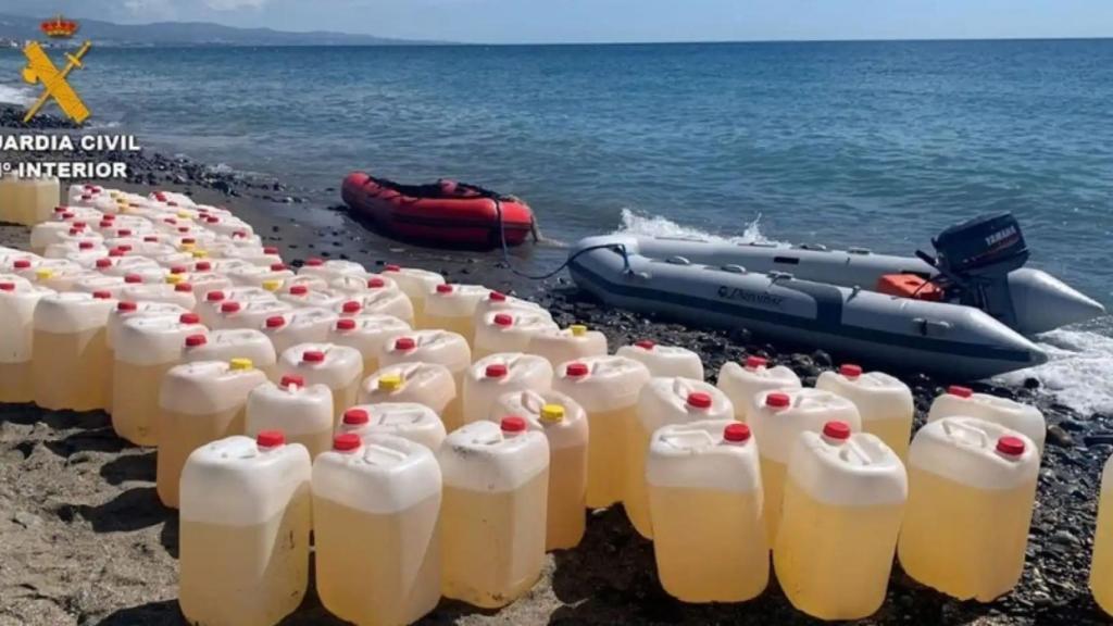 Petacas cargadas de gasolina, en una operación de la Guardia Civil.