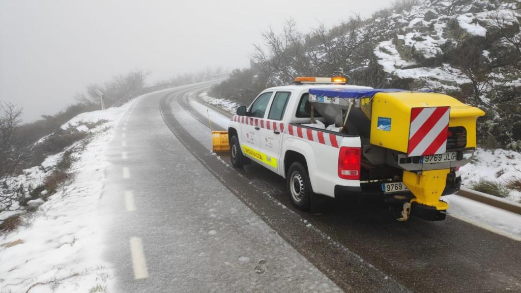 Pick-up quitanieves realiza trabajos de mantenimiento en la carretera del norte de Cáceres afectada por la borrasca 'Nelson'