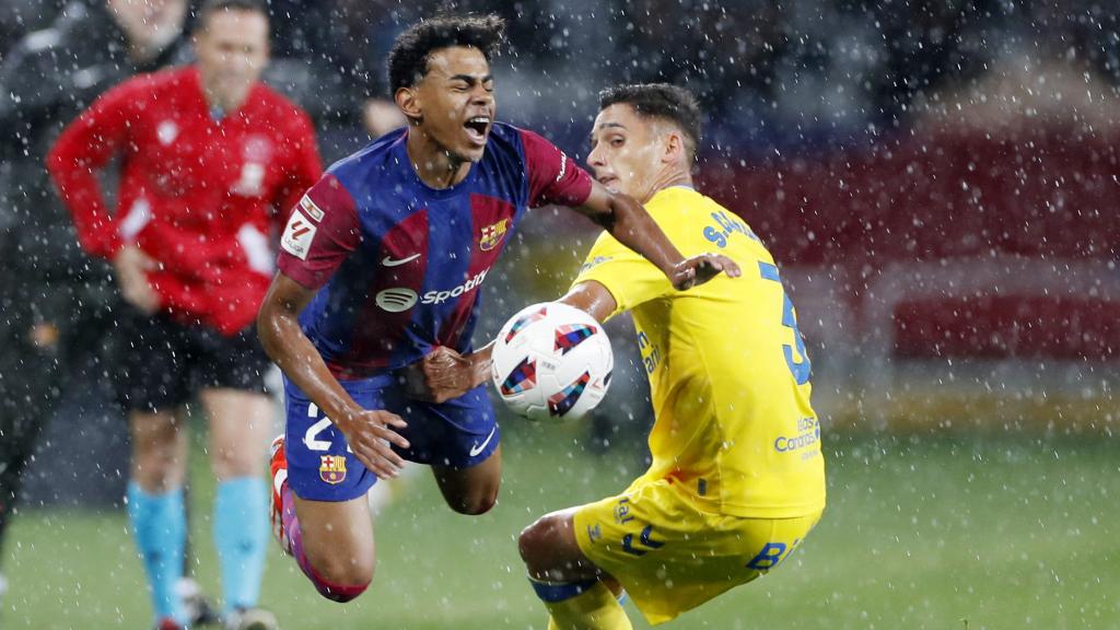 Cardona comete falta sobre Lamine Yamal.