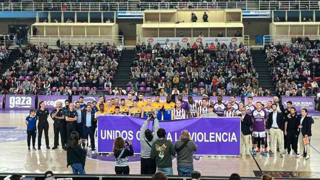 UEMC Real Valladolid y San Pablo Burgos posan en una foto de familia antes del encuentro