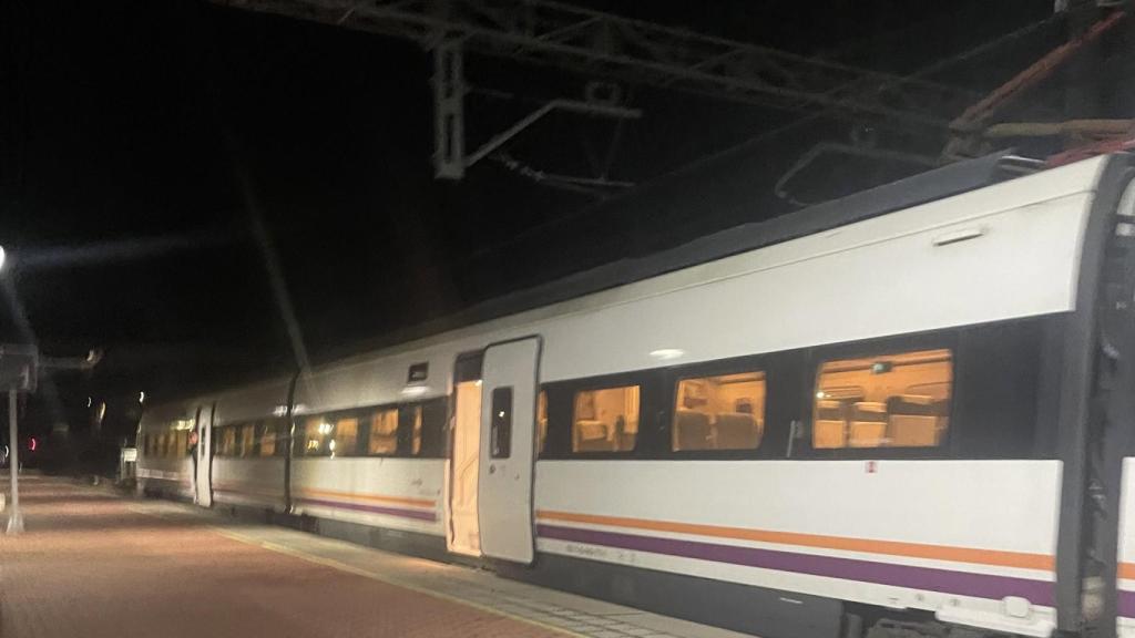 El tren parado en la estación de Sahagún.