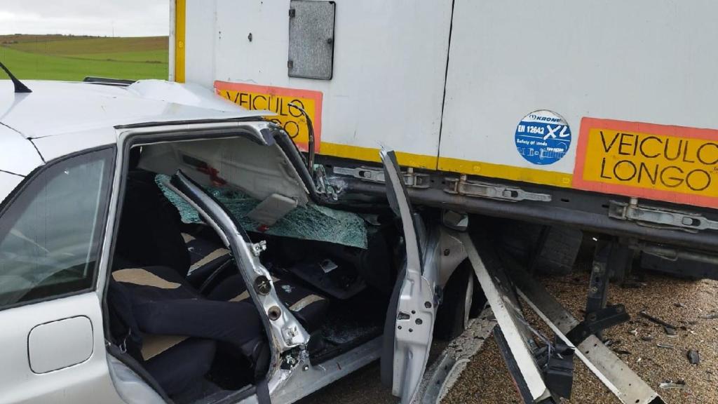 Colisión entre un turismo y un camión en la N-122