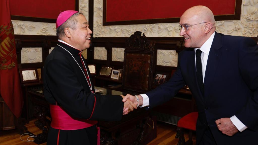 El nuncio apostólico del Papa Francisco en España visita la Semana Santa de Valladolid y es recibido por Jesús Julio Carnero