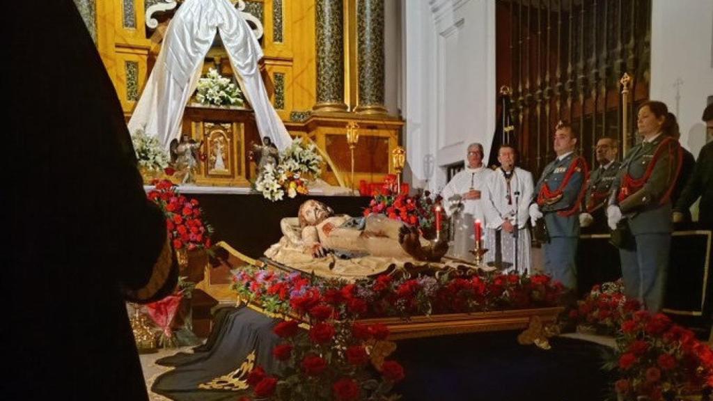 Imagen del acto el pasado viernes llevado a cabo en el interior de la iglesia tras suspenderse el Verum Corpus del Santo Entierro