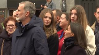 Felipe VI y Letizia desafían al mal tiempo y acuden con sus hijas a una procesión en el centro de Madrid