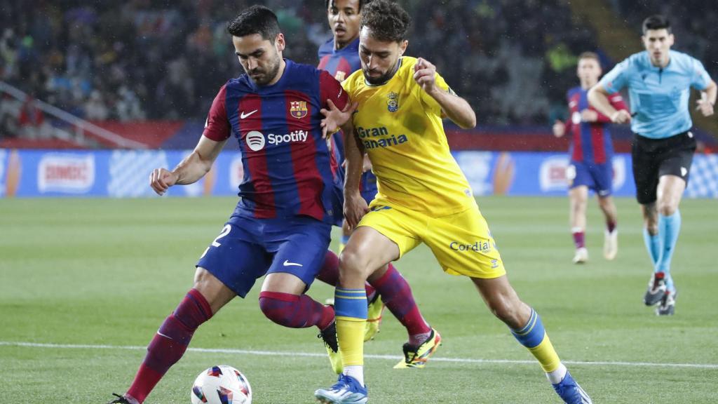 Gündogan protege un balón ante Munir.