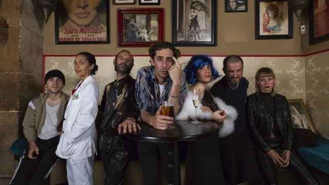 Los intérpretes de 'El día del Watusi' en el bar La Concha del Barrio del Raval, con Enric Auquer y Bruna Cusí en el centro. Foto: Landry A
