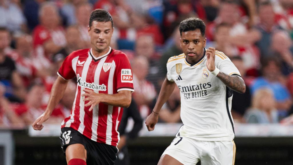 Guruzeta y Rodrygo, durante el Athletic - Real Madrid de La Liga 2023/2024