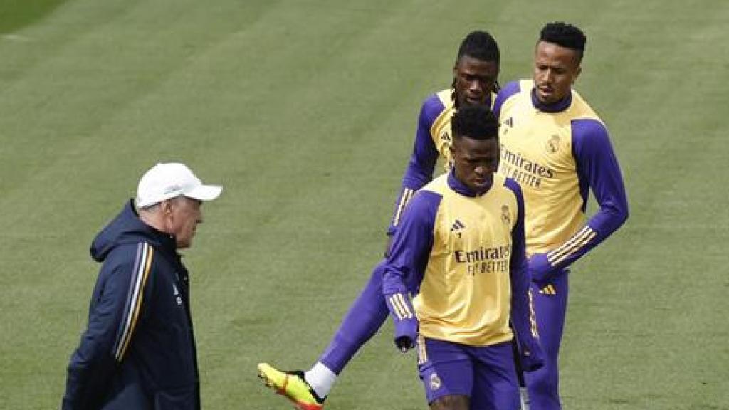 Ancelotti, en un entrenamiento del Real Madrid con Militao en el grupo