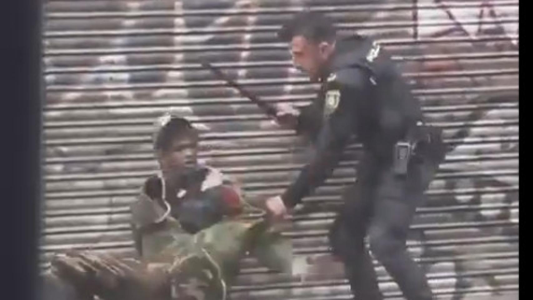 Una captura del vídeo de un Policía Nacional en Lavapiés.