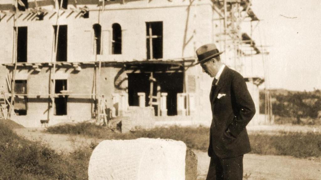 Imagen histórica de Tomás Bolín y Gómez de Cádiz,  durante las obras de la actual sede del Colegio de Arquitectos de Málaga.