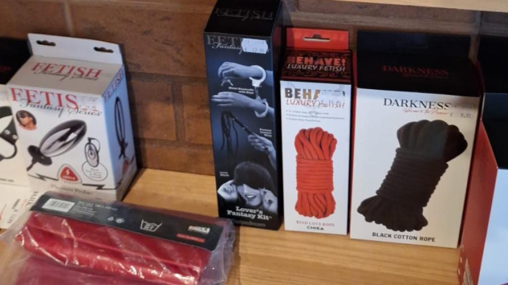 Varios de los productos de esta tienda erótica en Málaga.