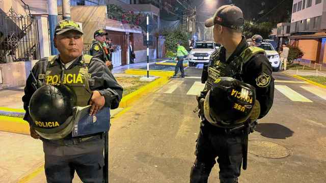 La policía allana la residencia de la presidenta de Perú, Dina Boluarte, en Lima.