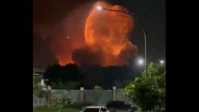 Explosión en un almacén de municiones militares en Indonesia: intensas explosiones y llamaradas