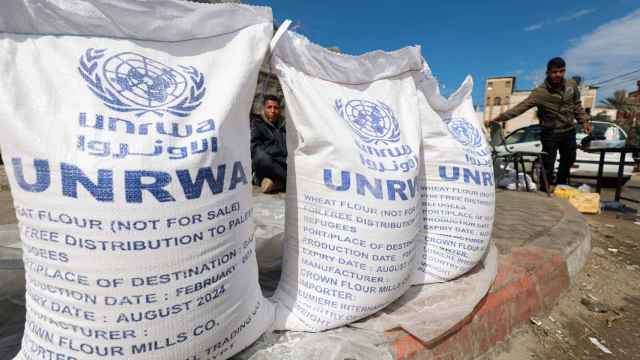 Palestinos desplazados esperan para recibir ayuda de la Agencia de las Naciones Unidas para los Refugiados de Palestina en Oriente Próximo (UNRWA), en medio del conflicto.