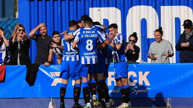 Los jugadores del Deportivo celebran el gol de Hugo Rama en Cornellá