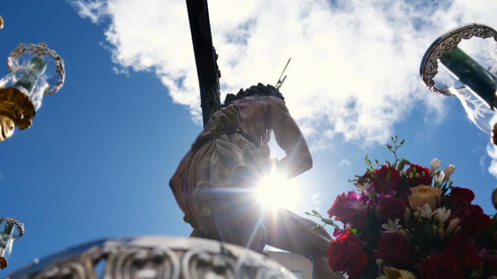 El Varón de Dolores, bajo el sol y las nubes del Sábado Santo