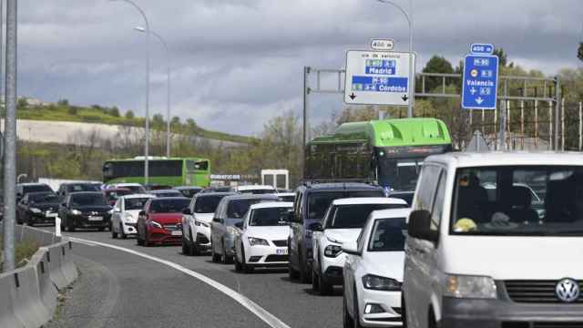 Tráfico denso en la salida de Madrid en la A-3 en Rivas, madrid.