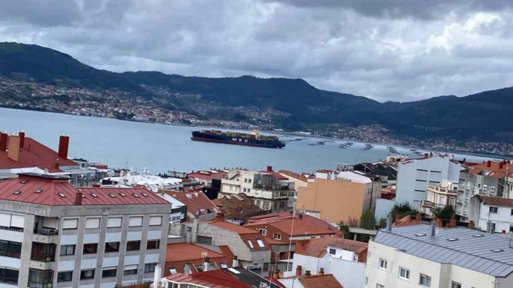 El MSC Katyayni fondeado en medio de la ría de Vigo.