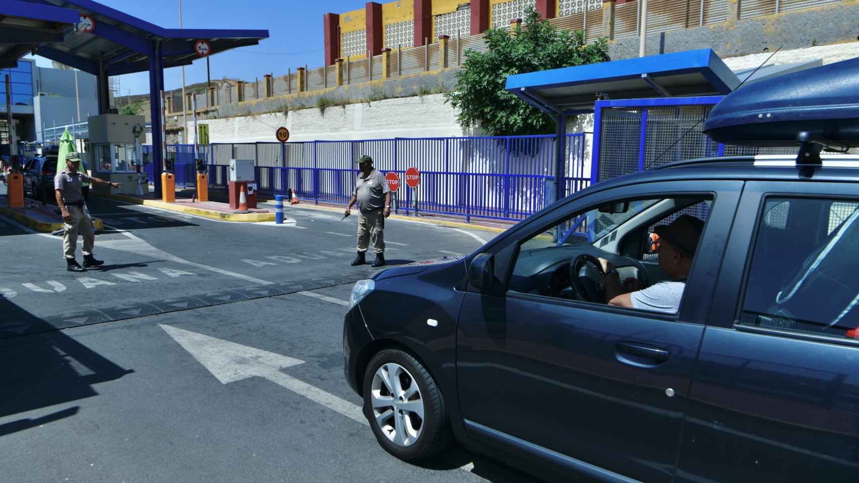 Dos agentes vigilan el puesto fronterizo del Tarajal, en Ceuta.