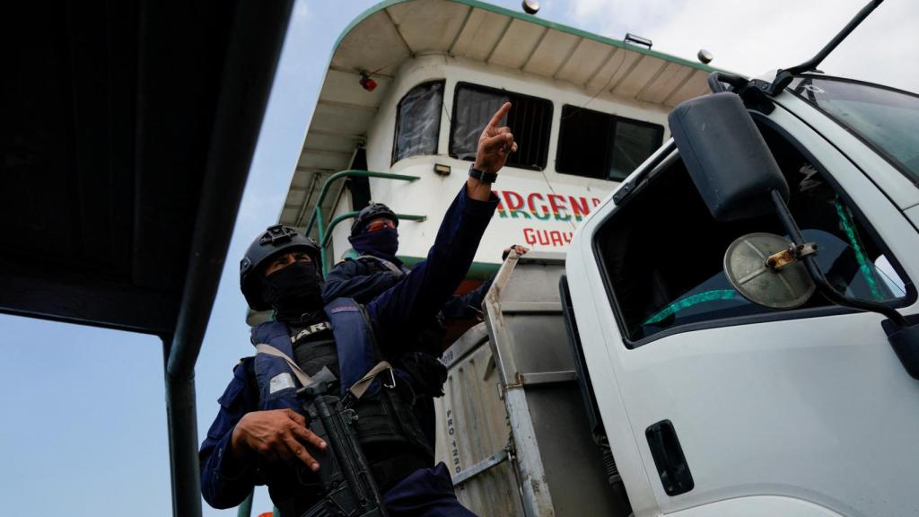 Miembros de la Armada del Ecuador realizan patrullaje fluvial, Guayaquil (Ecuador).