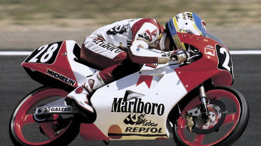 Alex Crivillé, durante una carrera en 1989 con casco NZI.