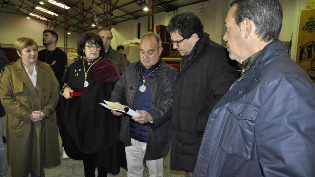 Entrega del dossier al presidente de la Diputación de Ciudad Real