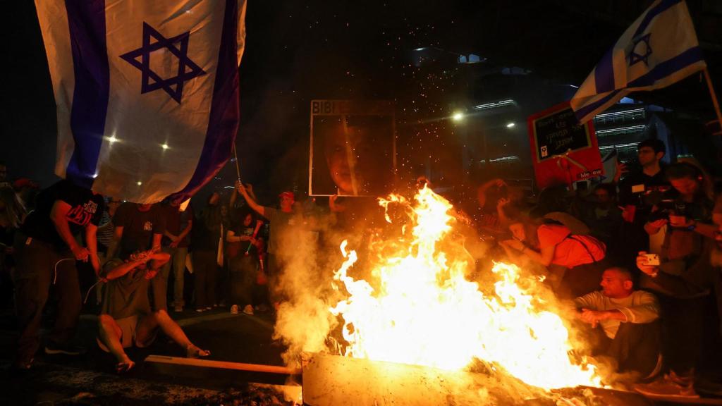 La gente protesta contra el gobierno del Primer Ministro Netanyahu y pide la liberación de los rehenes, en Tel Aviv.